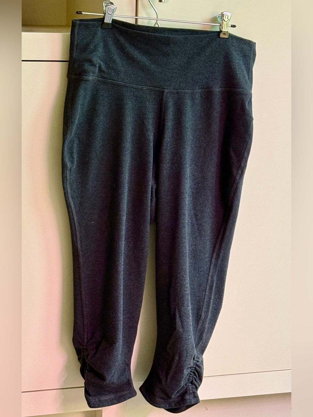 Old navy Active go dry Charcoal  Capri Leggings with Ruched Hem XL gently used